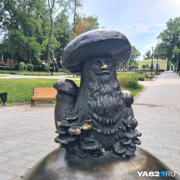 Дети просто не отходят от этого веселого персонажа | Источник: Светлана Коновалова / YA62.RU