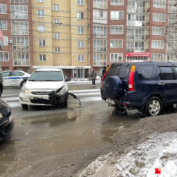 Другую иномарку развернуло поперек дороги | Источник: Кирилл Поверинов / 76.RU