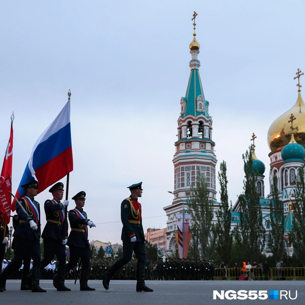 На фоне храма парад выглядит особенно величественно | Источник: Евгений Софийчук / NGS55.RU