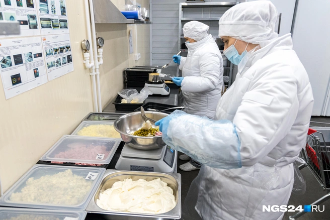 Вскоре в этом холодном помещении станет жарко: перед Новым годом сотрудники будут трудиться над заказами на еду к новогоднему столу | Источник: Мария Ленц / NGS24.RU