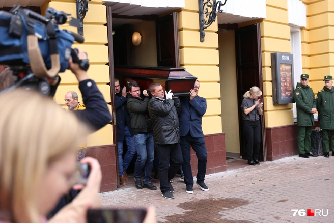 Мужчины плакали на прощании с Пускепалисом в Ярославле  | Источник: Алена Косточкина