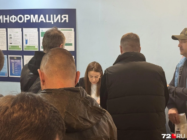 Девушка записывает людей, которые пришли по живой очереди  | Источник: Илья Чикотин / 72.RU 