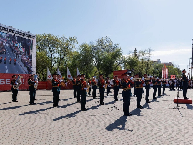 На площади выступал военный оркестр. | Источник: Ирина Шарова / 72.RU 