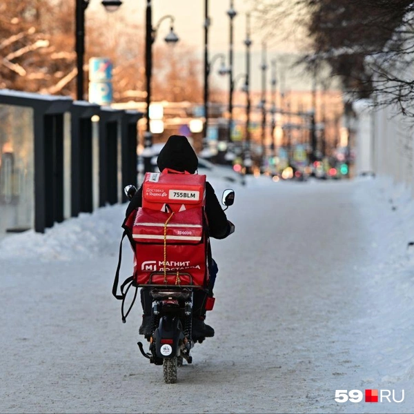 Курьеры работают и в первый день Нового года, помогая пермякам и доставляя им продукты | Источник: Василина Любимова / 59.RU