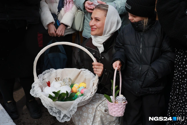 В храм приносили куличи и яйца&nbsp;— символы праздника | Источник: Мария Ленц / NGS24.RU