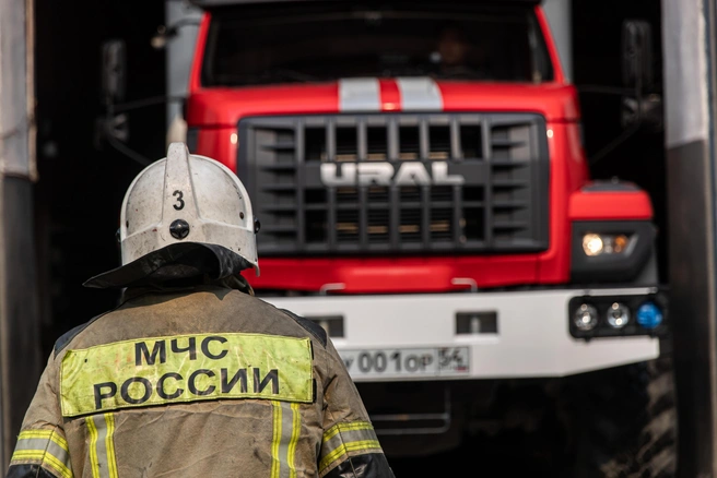 Пожарные ликвидировали открытое горение на площади 15 квадратных метров | Источник: Александр Ощепков / NGS.RU
