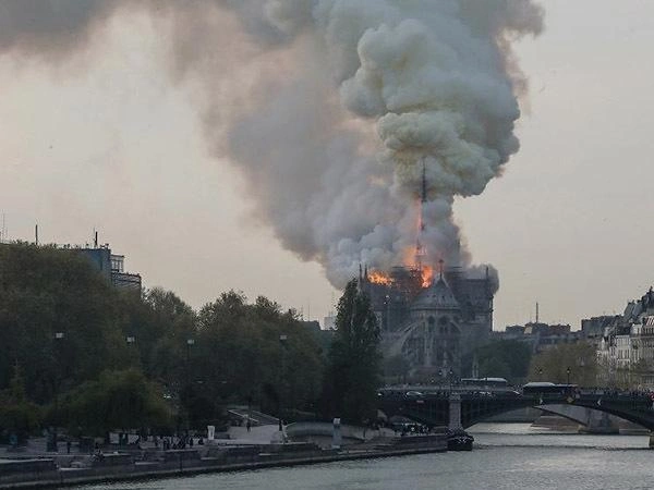 «Сгорела сама история Франции». Как горел Notre-Dame de Paris | Источник: Фото с сайта twitter.com
