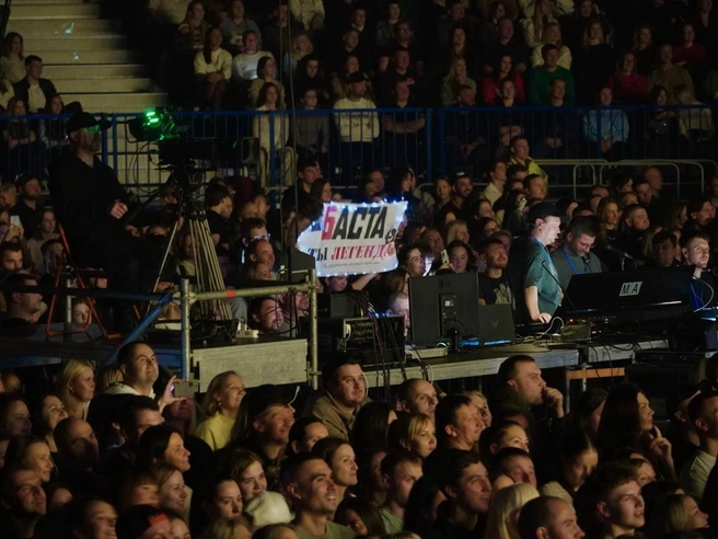 Фанаты держали плакат с надписью «Баста — ты легенда» | Источник: Полина Зайцева / 76.RU