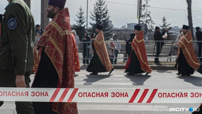 Бульвар Гагарина на время проведения крестного хода стал пешеходным. Почему-то дорогу огородили вот такими лентами | Источник: Кирилл Фалеев / «ИрСити»