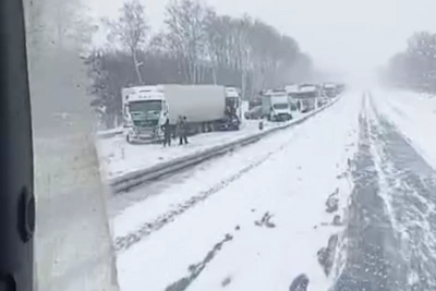 Multi-vehicle crash causes traffic jam on M-7 highway toward Moscow