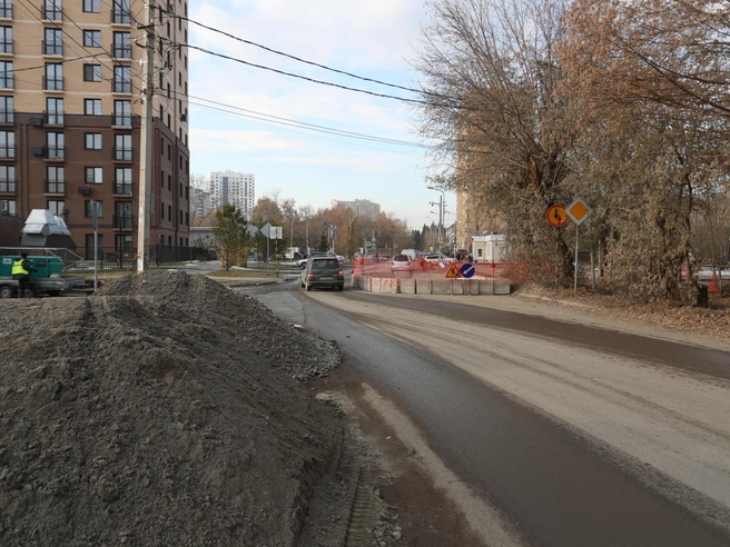 Вдоль дороги видны несколько раскопанных участков, но их связь с ремонтом водовода не подтверждена. | Источник: Фото