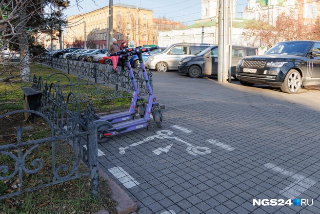 Самокаты из центра города уже практически убрали | Источник: Мария Ленц / NGS24.RU