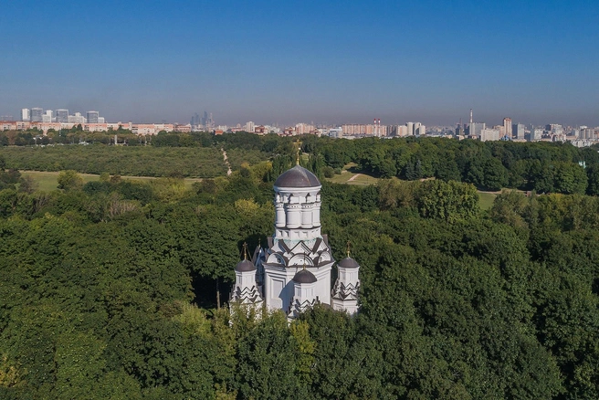 В овраге находятся так называемые окаменевшие «волшебные камни» — по легендам, это следы коня Георгия Победоносца | Источник: A.Savin, wikipedia.org