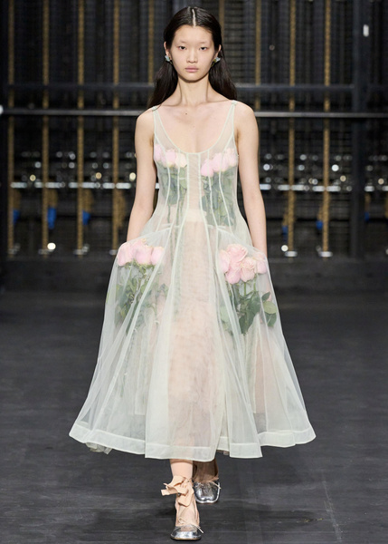 Чайная роза: Розамунд Пайк в платье, украшенном живыми цветами