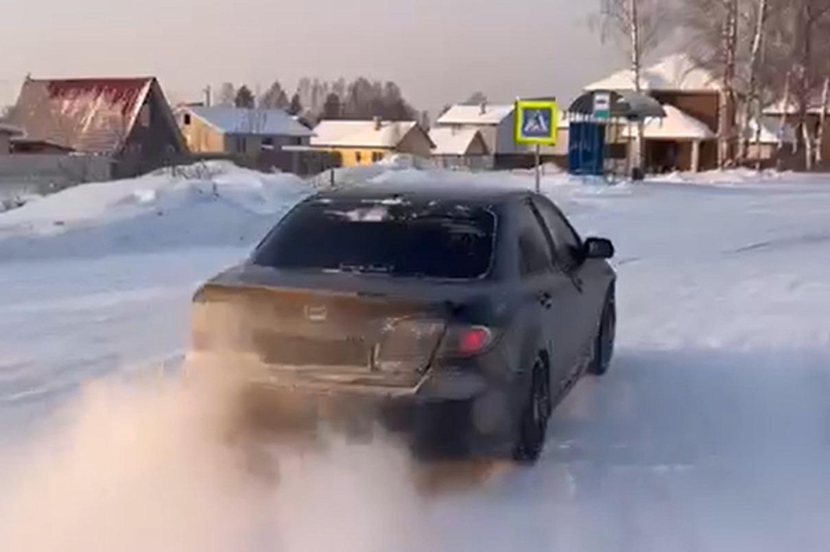 Под Пермью Mazda без номеров въехала в автомобиль, на котором везли детей -  3 января 2024 - 59.ру