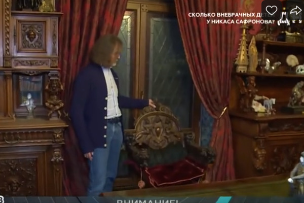 В свое время Никасу удалось приобрести мебель Наполеона