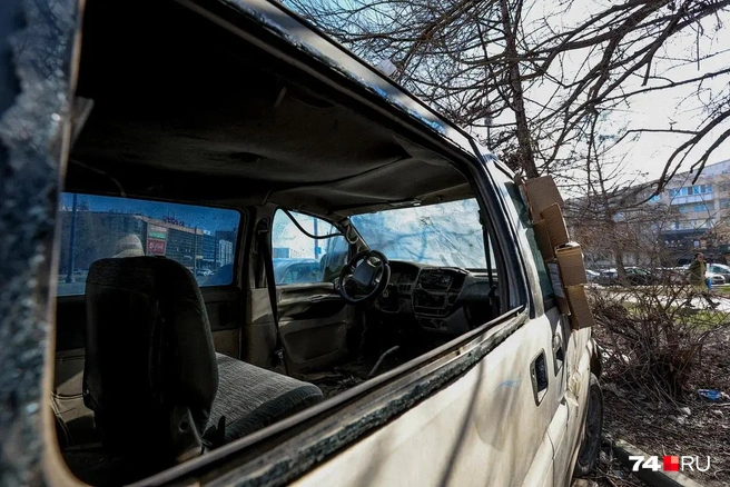 Такой крупногабаритный хлам тоже должна убирать мэрия. Интересно, долго ли прячется эта машина в кустах? | Источник: Наталья Лапцевич