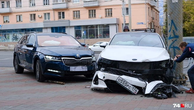 По европротоколу можно оформить только ДТП с двумя машинами. Например, если в данной аварии пострадал столб, европротокол уже не действует | Источник: Леонид Меньшенин