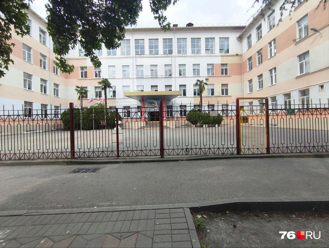 У входа в сочинскую школу растут пальмы | Источник: Наталья