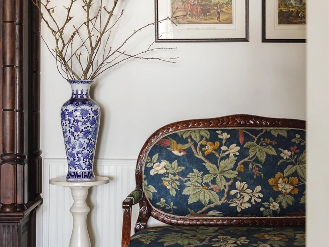 Диван был переобит английской тканью | Источник: Лиза Гуровская / Mydecor.ru