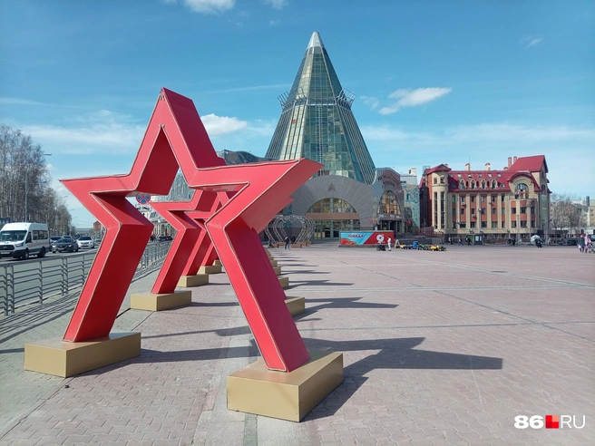 Праздничное оформление появилось в центре Ханты-Мансийска | Источник: Мария Гришкина / 86.RU
