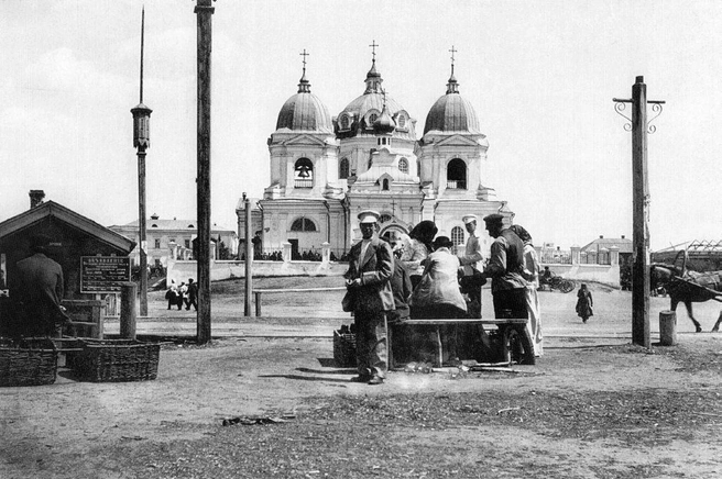Ильинская церковь и памятник Ленину | Источник: Скан из сборника «Время Омское в очерках и фотографиях» / Pastvu.com