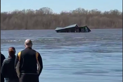 По Оке в Нижнем Новгороде поплыл деревянный дом