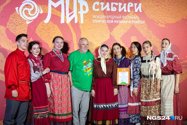 Старостин с участником и участницами фестиваля | Источник: Мария Ленц / NGS24.RU