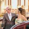 Платье невесты с огромным шлейфом, жених в простом смокинге: Безос и Санчес сыграли свадьбу в Венеции