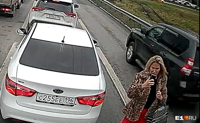 В транспортной компании призвали женщину добровольно компенсировать нанесенный ущерб | Источник: Камера наблюдения