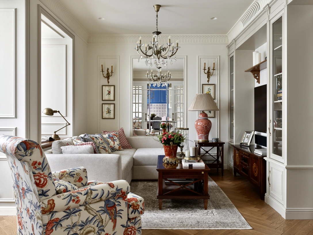 Диван выполнен на заказ. Журнальный стол и ТВ-тумба, Tosato. Кресло, JLC, в ткани, Thibaut. Люстра и бра, Martinez Y Orts. | Источник: Сергей Ананьев