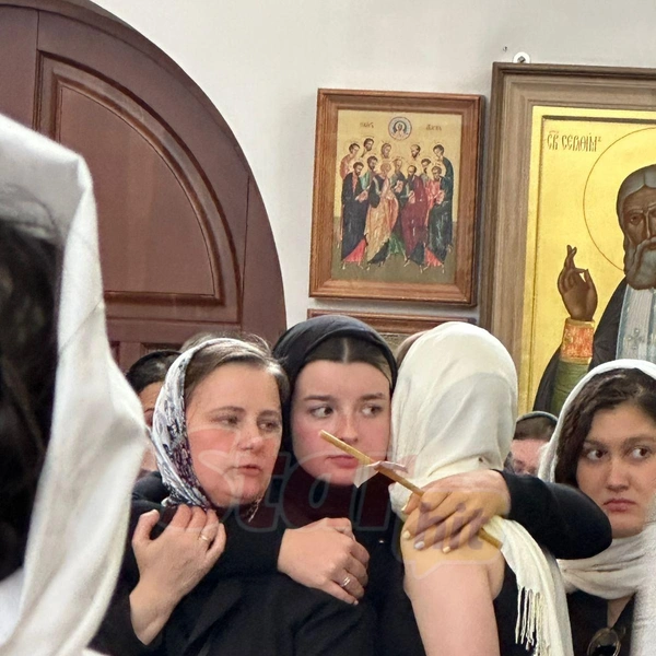С мамой пришли попрощаться и дочери артистки