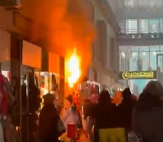В Москве загорелся ТЦ «Елоховский пассаж»: огонь охватил все здание