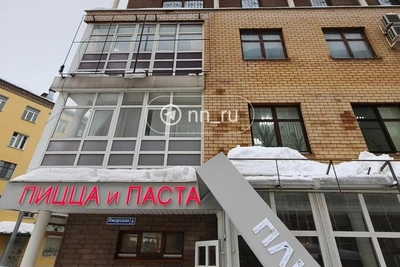 Рухнувшая наледь повредила вывеску в Нижнем Новгороде