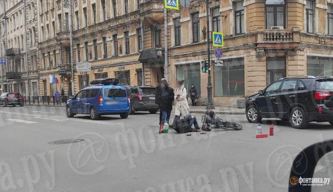 Курьер оказался в больнице после ДТП с легковушкой в центре Петербурга. Видео | Источник: «Фонтанка.ру»