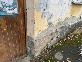 Фасады домов рушатся | Источник: Дмитрий