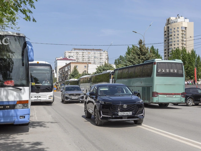 Автобусы иногда вынуждены парковаться в два ряда | Источник: Константин Завриков / V1.RU
