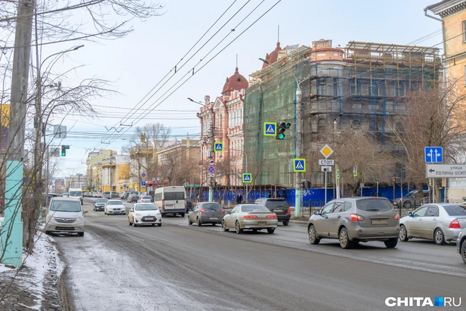 Особенно некачественно дороги в Чите убирали зимой | Источник: Олег Фёдоров / CHITA.RU