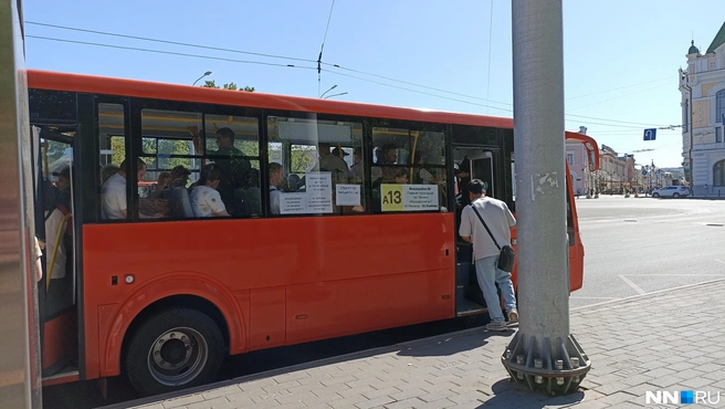 На автобусе, помимо официального номера, пока оставили табличку с упоминанием предыдущего маршрута | Источник: Дарья Воробьева / NN.RU