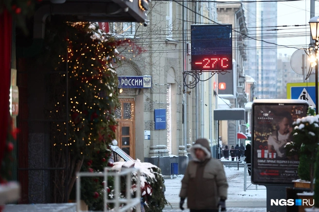 Центр города уже украсили к Новому году, а мороз лишь дополняет картину | Источник: Александр Ощепков / NGS.RU