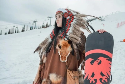 В Шерегеше прошел костюмированный спуск на Грелкафесте