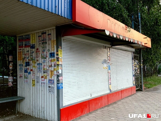 undefined «Папа Гриль» у Южного автовокзала летом 2024 года — на фасаде можно заметить предписание о сносе | Источник: Андрей Бирюков / UFA1.RU