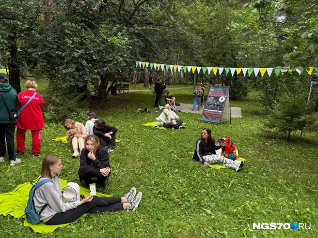 Хозяева с питомцами отдыхают после забега  | Источник: Мария Лобанова / NGS70.RU 