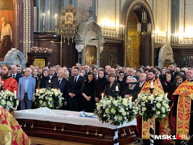 Внук скульптора Василий Церетели, его мать Елена и гражданская жена Зураба Церетели Татьяна Кочемасова | Источник: Елена Халматова / MSK1.RU