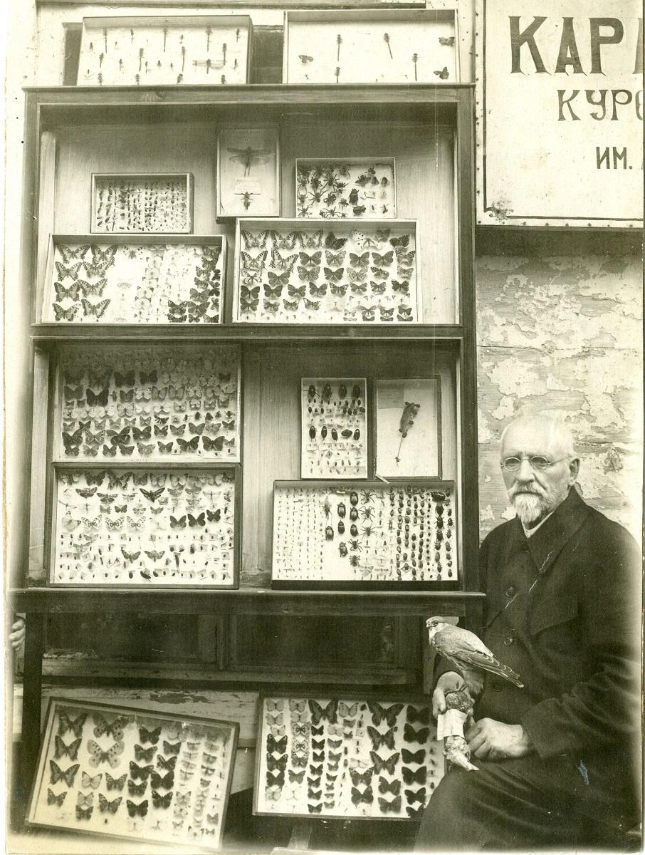 Михаил Рузский на фоне музея своего имени в Карачах, ориентировочно в 1930-е годы | Источник: Руслан Багиров