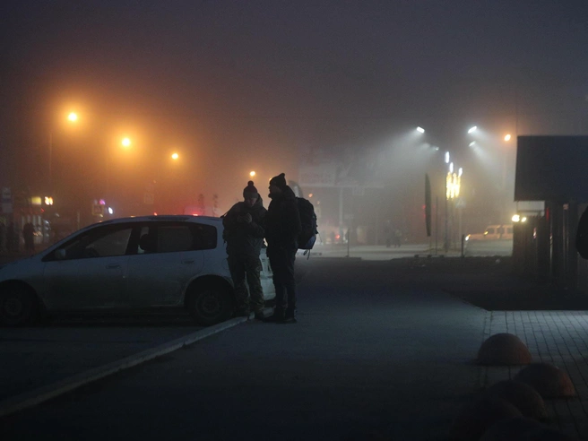 Город практически погрузился в густую дымку | Источник: Фото