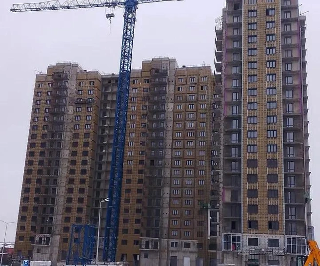 1-й корпус ЖК «Академик» в Троицке в январе 2025-го. Сейчас дом уже сдан, в нем от 17 до 19 этажей. Вместе с квартирой покупатели получают московскую прописку, потому что город входит в состав столицы | Источник: vyborstroi.ru