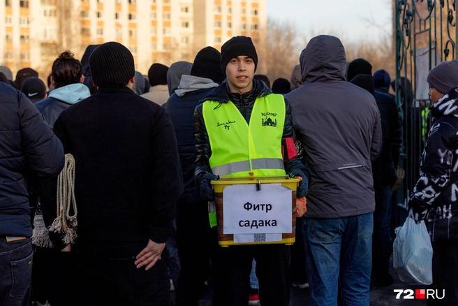 Пожертвования сегодня собирали волонтеры. Также милостыню просили и старушки, которых вы могли встречать в городе. К мечети они пришли одни из первых&nbsp;— в 6 часов стояли на месте | Источник: Ирина Шарова / 72.RU 