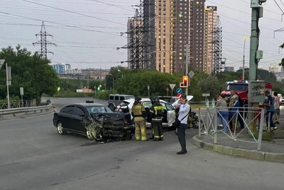 Двое пострадали в ДТП с тремя автомобилями в Новосибирске