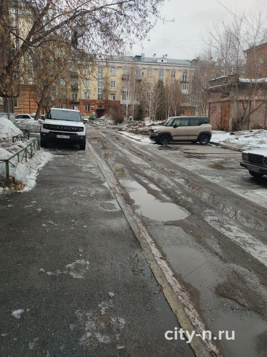 Крупным планом показан номерной знак В159ОС автомобиля, стоящего на пешеходной дорожке. | Источник: www.city-n.ru